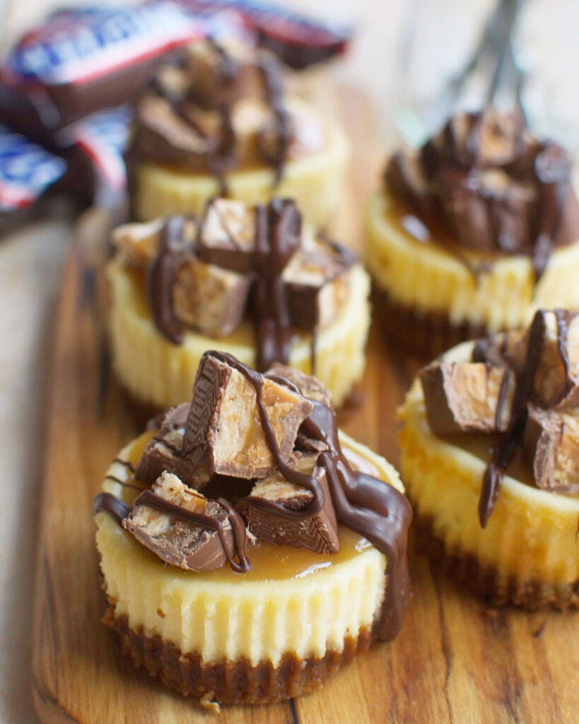 Recept: Mini Snickers cheesecake taartjes - Savory Sweets